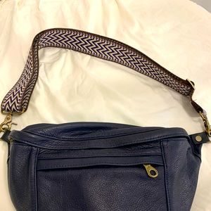Parker Thatch Navy Sling Bag w/zig zag navy & chocolate strap & bag organizer.